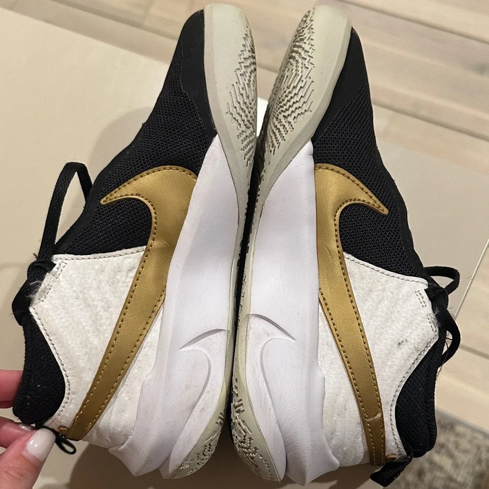 Nike Team Hustle D 10 Gs Black Metallic Gold White